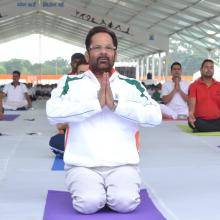 performed Yoga with Jharkhand CM Shri Raghubar  Das & a large number of people from all walks of life on the occasion of International Yoga Day at Prabhat Tara Maidan, Dhurwa in Ranchi.